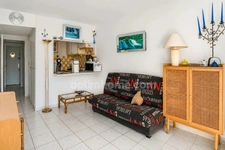 LA GRANDE-MOTTE (34280) – STUDIO CABINE AVEC COIN NUIT – 31,59 M² – BALCON – VUE MER & PORT – EXPOSITION SUD – ASCENSEUR