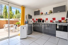 PLAISSAN (34230) – ENSEMBLE IMMOBILIER – 5 APPARTEMENTS – TERRAIN 1 055 M² – PISCINE – POTENTIEL LOCATIF