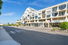 LA GRANDE-MOTTE (34280) – STUDIO CABINE AVEC COIN NUIT – 31,59 M² – BALCON – VUE MER & PORT – EXPOSITION SUD – ASCENSEUR