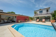 LUNEL (34400) – MAISON INDIVIDUELLE – 4 CHAMBRES – PISCINE CHAUFFÉE – TERRASSE – 2 LOGEMENTS – GARAGE