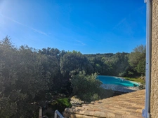 PARDAILHAN – MAISON FAMILIALE – 5 PIÈCES – PISCINE – VÉRANDA – TERRAIN CLOS 4973M² – PANNEAUX SOLAIRES – CALME – CLIMATISATION – CHAUFFAGE BOIS