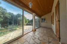 PARDAILHAN – MAISON FAMILIALE – 5 PIÈCES – PISCINE – VÉRANDA – TERRAIN CLOS 4973M² – PANNEAUX SOLAIRES – CALME – CLIMATISATION – CHAUFFAGE BOIS