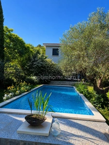AUMELAS (34230) – MAISON CONTEMPORAINE – 5 CHAMBRES – PISCINE – TERRAIN DE 1 650 M² – CALME – SANS VIS-À-VIS – GARAGE