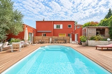 PLAISSAN (34230) – ENSEMBLE IMMOBILIER – 5 APPARTEMENTS – TERRAIN 1 055 M² – PISCINE – POTENTIEL LOCATIF