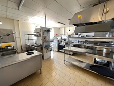  À vendre Fonds de commerce restaurant SAINT-JEAN-DE-VEDAS – de 500 m² avec terrain clôturé de 3000 m² avec possibilité de rachat des murs