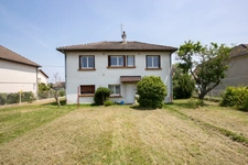   03410 - DOMÉRAT - MAISON - 3 CHAMBRES - TERRAIN 697 M² - GARAGE - DÉPENDANCES - PROCHE COMMERCES