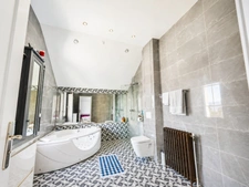 MAISON DE PRESTIGE – RÉNOVATION INTÉGRALE – FINITIONS HAUT DE GAMME – INSERT – CLIMATISATION RÉVERSIBLE – CHAUDIÈRE RÉCENTE – CUISINES ÉQUIPÉES – SALLES DE BAINS NEUVES – CUISINE D’ÉTÉ – FOUR À PIZZA 