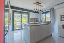 34460 Roquebrun – Maison + Logement indépendant – Piscine – Garage – Vue dégagée – Sous-sol – Potentiel locatif – Surface totale du terrain : 555 m²