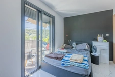 34460 Roquebrun – Maison + Logement indépendant – Piscine – Garage – Vue dégagée – Sous-sol – Potentiel locatif – Surface totale du terrain : 555 m²