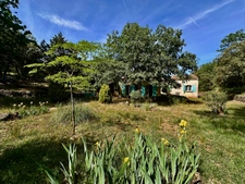 Tourves – Maison de charme de 160m2 avec garage de 23m2, cave et chalet sur 11 800 m² de terrain, au calme absolu