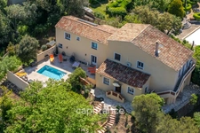 Marseille 11th, House of 300m2 on a plot of 2700m2 with two swimming pools, outbuildings and garages.