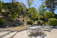 Marseille 11th, House of 300m2 on a plot of 2700m2 with two swimming pools, outbuildings and garages.