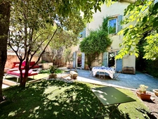 Marseille 10ème, Pont de vivaux, Maison T5 de 156m2 +combles aménagés + Jardin et Terrasse + Dépendances + Cave.