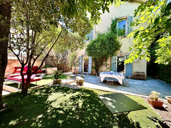 Marseille 10ème, Pont de vivaux, Maison T5 de 156m2 +combles aménagés + Jardin et Terrasse + Dépendances + Cave.