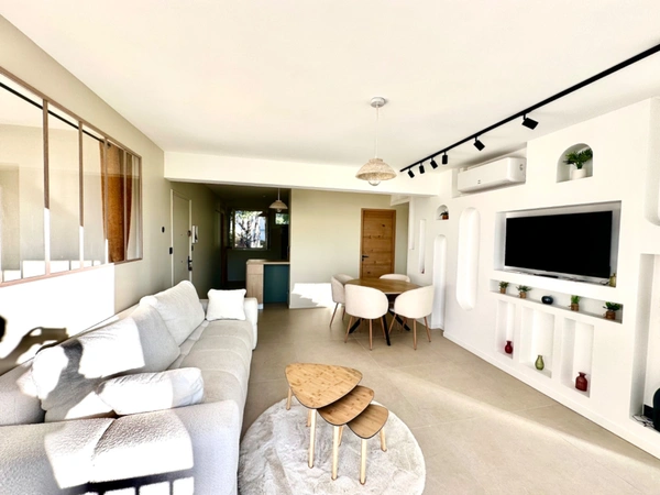 Cassis centre, T4 de 67m2 meublé avec vue Mer imprenable , cave et stationnement fermé.