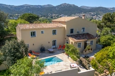 Marseille 11th, House of 300m2 on a plot of 2700m2 with two swimming pools, outbuildings and garages.