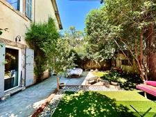 Marseille 10ème, Pont de vivaux, Maison T5 de 156m2 +combles aménagés + Jardin et Terrasse + Dépendances + Cave.