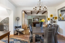 Marseille 11th, House of 300m2 on a plot of 2700m2 with two swimming pools, outbuildings and garages.