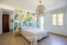 Marseille 11th, House of 300m2 on a plot of 2700m2 with two swimming pools, outbuildings and garages.