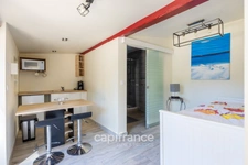 Marseille 11th, House of 300m2 on a plot of 2700m2 with two swimming pools, outbuildings and garages.