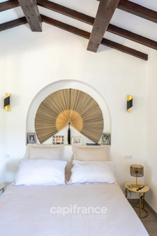 Marseille 11th, House of 300m2 on a plot of 2700m2 with two swimming pools, outbuildings and garages.