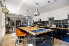 Marseille 11th, House of 300m2 on a plot of 2700m2 with two swimming pools, outbuildings and garages.
