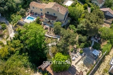 Marseille 11th, House of 300m2 on a plot of 2700m2 with two swimming pools, outbuildings and garages.