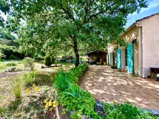 Tourves – Maison de charme de 160m2 avec garage de 23m2, cave et chalet sur 11 800 m² de terrain, au calme absolu