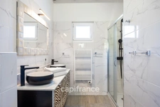 Marseille 11th, House of 300m2 on a plot of 2700m2 with two swimming pools, outbuildings and garages.