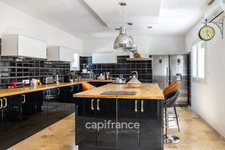 Marseille 11th, House of 300m2 on a plot of 2700m2 with two swimming pools, outbuildings and garages.