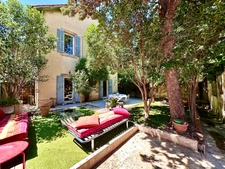 Marseille 10ème, Pont de vivaux, Maison T5 de 156m2 +combles aménagés + Jardin et Terrasse + Dépendances + Cave.