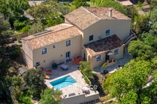 Marseille 11th, House of 300m2 on a plot of 2700m2 with two swimming pools, outbuildings and garages.