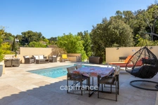 Marseille 11th, House of 300m2 on a plot of 2700m2 with two swimming pools, outbuildings and garages.