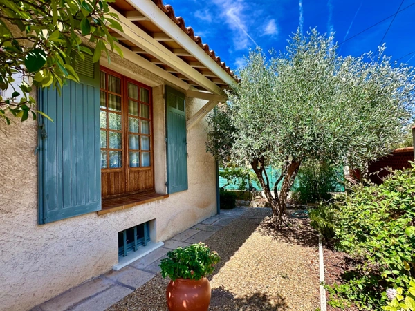 Marseille 9ème, Maison de 150m2 sur parcelle de 300m2 avec garage aménagé et dépendances.