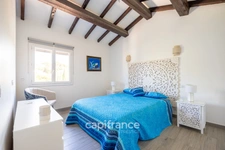 Marseille 11th, House of 300m2 on a plot of 2700m2 with two swimming pools, outbuildings and garages.