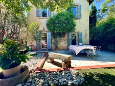 Marseille 10ème, Pont de vivaux, Maison T5 de 156m2 +combles aménagés + Jardin et Terrasse + Dépendances + Cave.