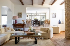 Marseille 11th, House of 300m2 on a plot of 2700m2 with two swimming pools, outbuildings and garages.