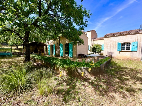 Tourves – Maison de charme de 160m2 avec garage de 23m2, cave et chalet sur 11 800 m² de terrain, au calme absolu