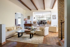 Marseille 11th, House of 300m2 on a plot of 2700m2 with two swimming pools, outbuildings and garages.