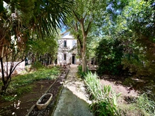 Marseille 10ème, Pont de vivaux, Maison T5 de 156m2 +combles aménagés + Jardin et Terrasse + Dépendances + Cave.