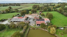 Ancien corps de ferme de caractère - Propriété familiale avec dépendances - 4 hectares avec étang privé - Idéal projet familial, agricole ou équestre - Fort potentiel touristique et gîtes - Environnem