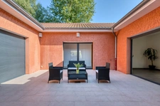 Maison d' exception entièrement de plain-pied avec Patio central sur 2 200m2
