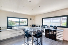Maison d' exception entièrement de plain-pied avec Patio central sur 2 200m2