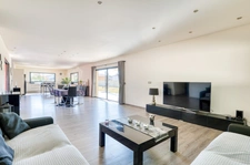 Maison d' exception entièrement de plain-pied avec Patio central sur 2 200m2