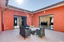 Maison d' exception entièrement de plain-pied avec Patio central sur 2 200m2