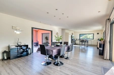 Maison d' exception entièrement de plain-pied avec Patio central sur 2 200m2