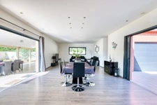 Maison d' exception entièrement de plain-pied avec Patio central sur 2 200m2