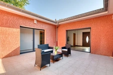 Maison d' exception entièrement de plain-pied avec Patio central sur 2 200m2