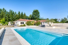 Maison d' exception entièrement de plain-pied avec Patio central sur 2 200m2