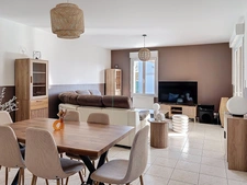 ANGOULINS (17690 ) - MAISON DE PLAIN-PIED - 3 CHAMBRES - 1 BUREAU - TOUS COMMERCES - LUMINEUX